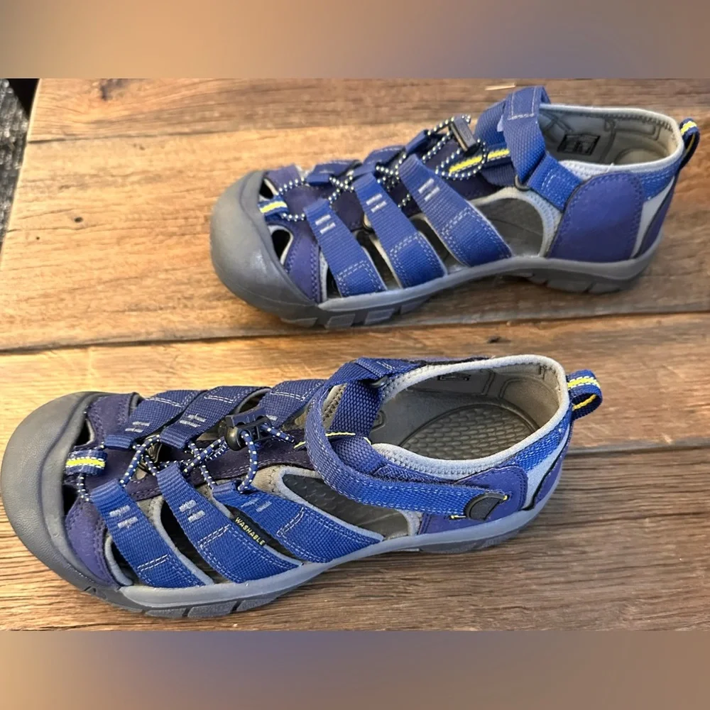 NWOT KIDS KEEN WATER SHOE SANDALS - SIZE 6